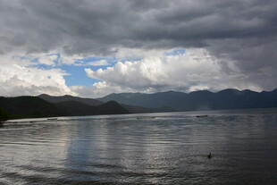 阴云下宁静的山水景致