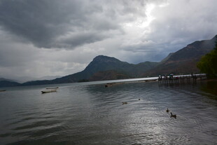 湖畔阴云下的山水景致