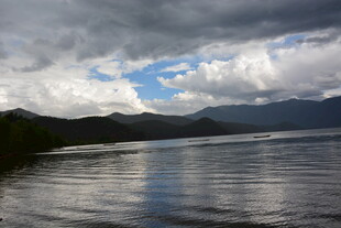 湖畔乌云下的宁静山水