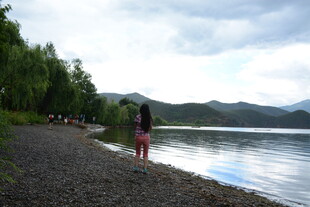 湖畔漫步的女子