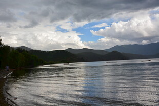 湖畔山水间的宁静景致