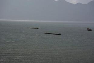 海上船只与远山景象