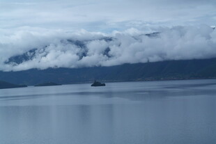 海上孤舟伴云雾