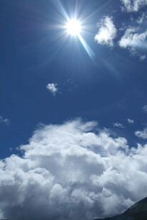 晴朗蓝天中的耀眼阳光