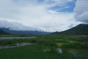 草原湿地与远山蓝天白云