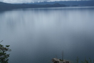 宁静湖面与远处山峦景色