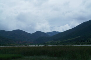山间绿野 云雾缭绕美景