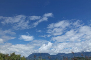 蓝天白云下的远山美景