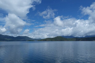 宁静湖泊与蓝天白云美景
