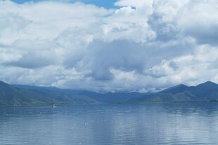 宁静湖景与远处山峦