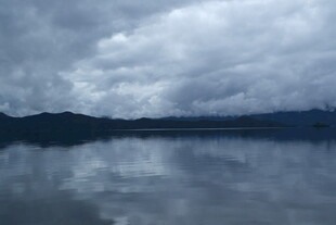 阴云下平静的湖面景色