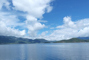 宁静湖面与蓝天白云美景