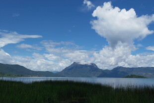 湖畔青山蓝天白云美景