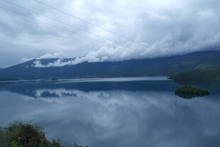 宁静湖景与远山云雾