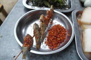 香辣烤虾置于调料盘中