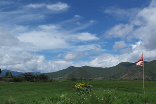 草原风光与飘扬红旗