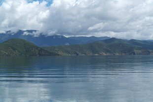 宁静湖景与远山相映
