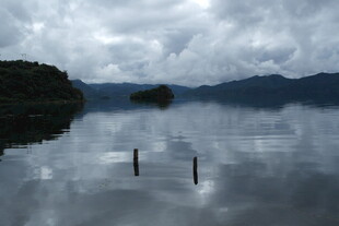 宁静湖面与远处山峦倒影