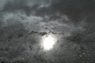 乌云缝隙间透出的一缕阳光