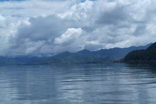 宁静湖景与远处山峦
