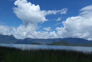 蓝天白云下的湖光山色