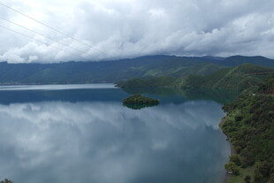 高山湖泊绝美风光