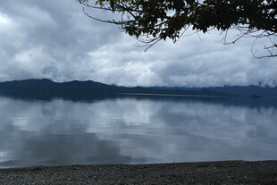 宁静山水湖面风景图