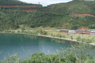 山间碧湖旁的村落景致