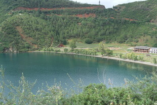 山间幽蓝湖泊美景