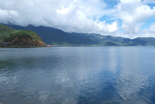 宁静湖水与远处山峦美景