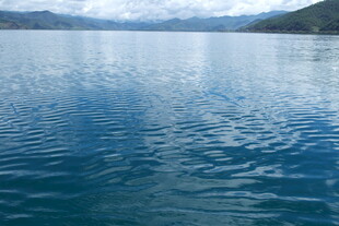 宁静蓝湖 水波轻漾