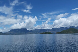 宁静湖景与远处山峦