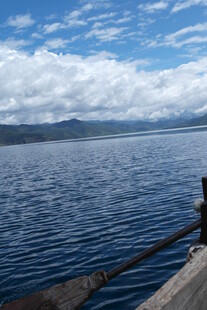 宁静湖畔的美丽风光