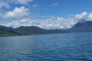 宁静湖景与远处山峦