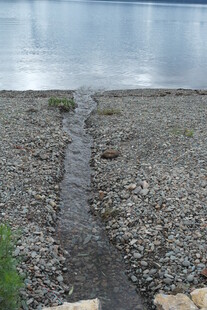 溪边碎石滩 潺潺水流景