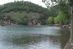 湖畔青山风景如画