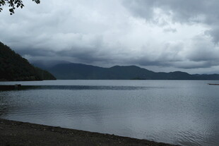 湖畔阴云下的宁静景致