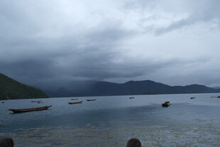 阴云下的静谧湖景与小船