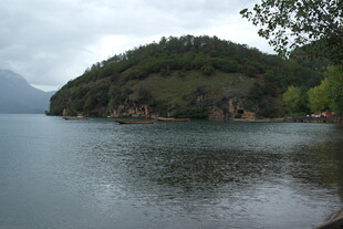 湖畔青山绿水风景如画