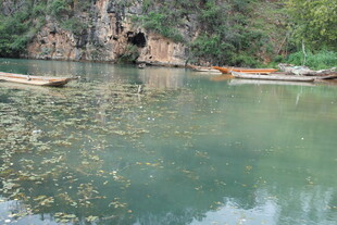 宁静山水间的木舟景致