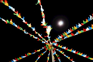 五彩经幡在夜空下飞扬