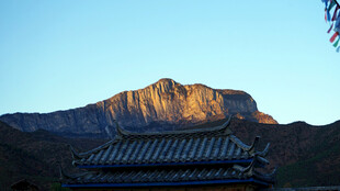 古建与远山的壮美景观