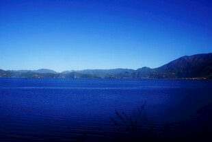 宁静湖景与远山