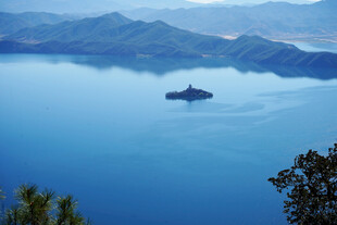 湖光山色中的孤舟美景