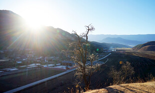 山间村落日出美景
