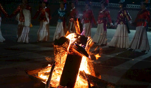 篝火旁的欢乐舞蹈场景