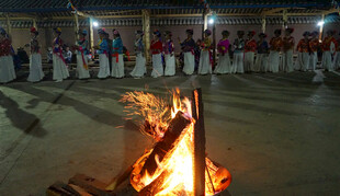 篝火旁的欢乐集体活动