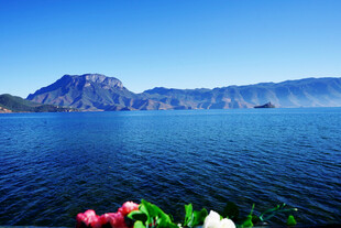 湖畔美景 远山繁花相映