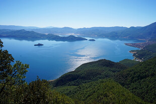俯瞰秀丽山水湖景风光