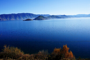 宁静湖景与远山秋色
